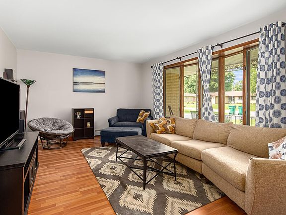 3rd image of 3314 Caroline Dr