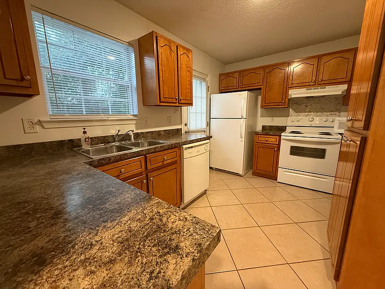 2710 Betbeze St — Photo 17