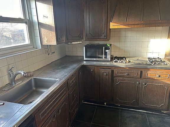 4th image of 47-46 188th St #1FAMILY