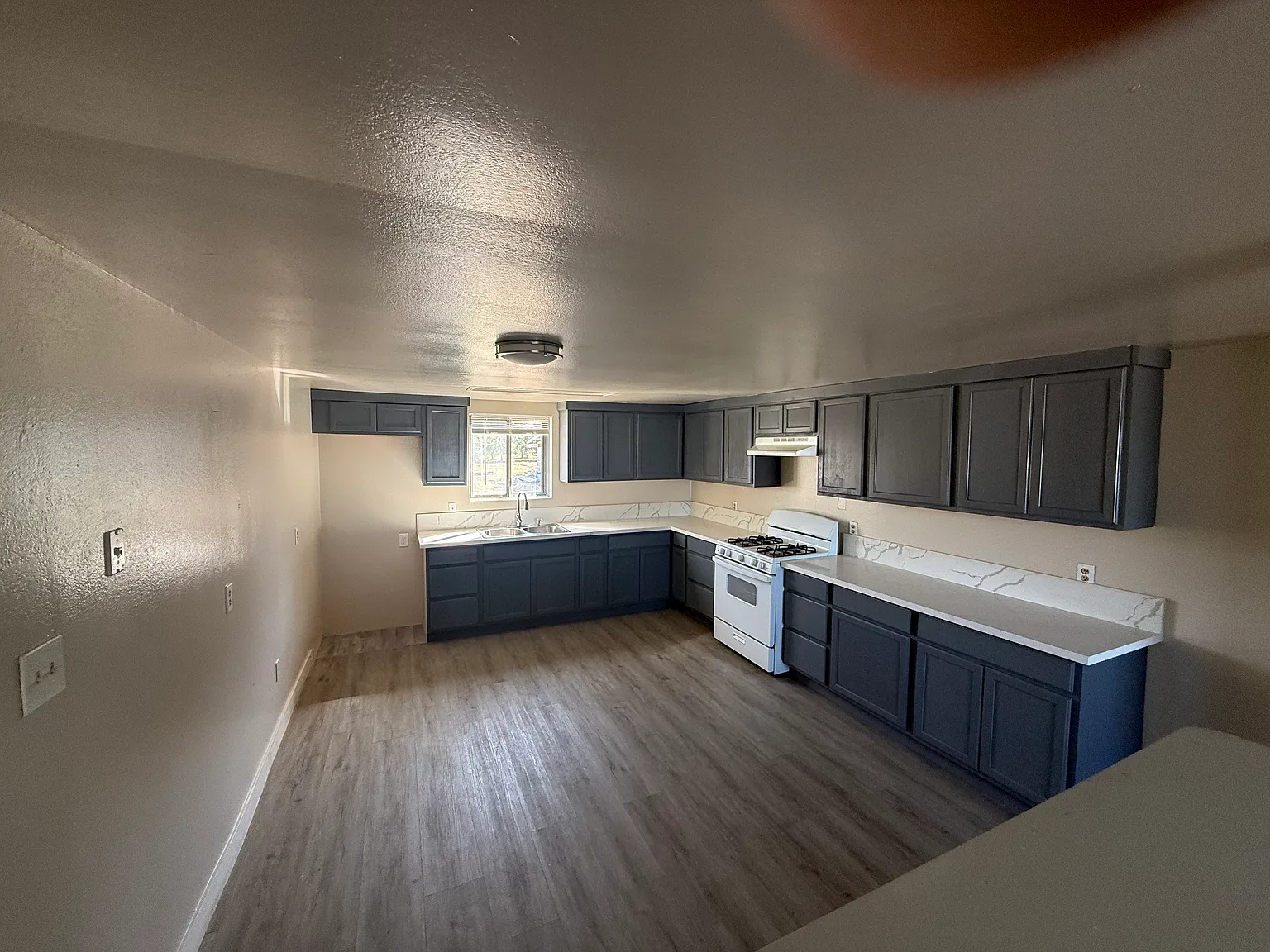 2 bed, 802 sqft, $1,600 — Photo 2