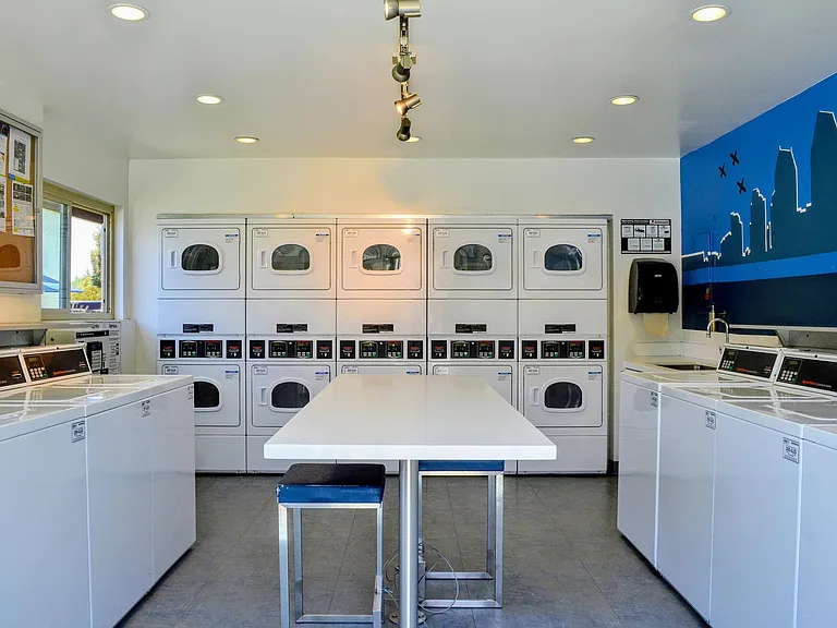 La Jolla Canyon Apartments — Photo 24