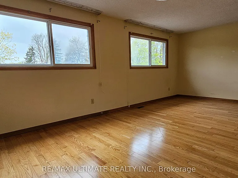 1282 Dexter Cres #MAIN FLOOR — Photo 24