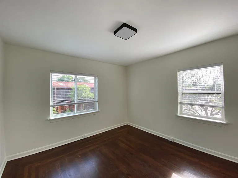 2621-2623 Woodburn Ave. — Photo 8