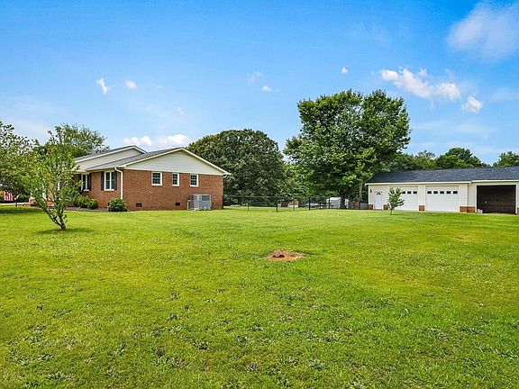 3rd image of 304 Hogg Rd