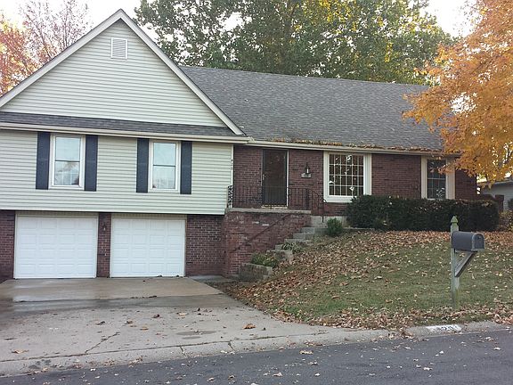 3rd image of 420 NE Locust Dr