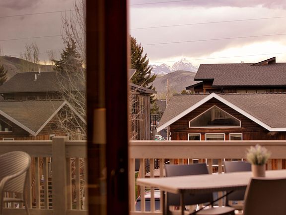 4th image of 585 Cache Creek Dr