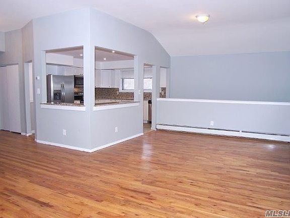 5th image of 12 Barclay Dr