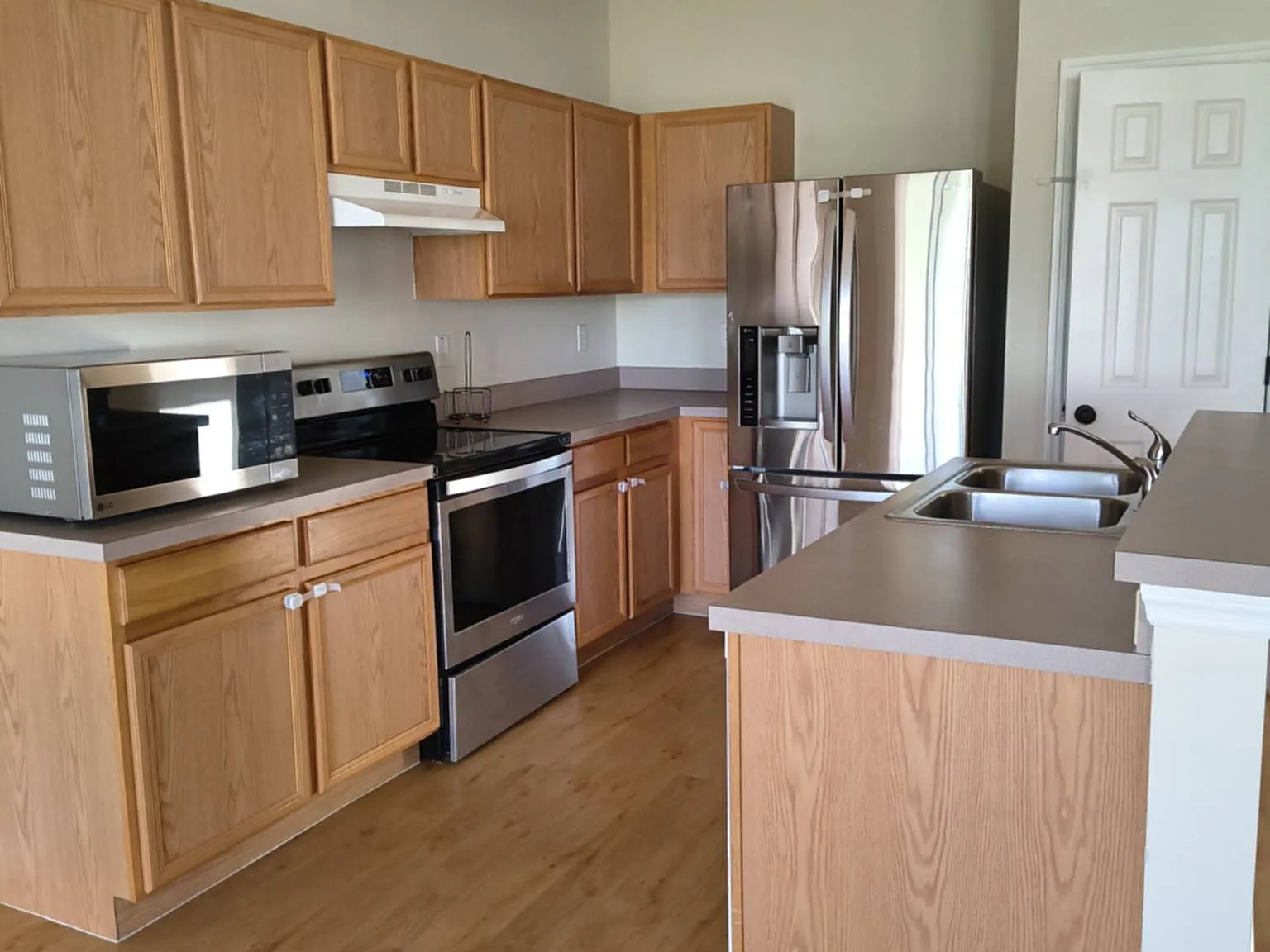 3 bed, 1977 sqft, $2,200 — Photo 2