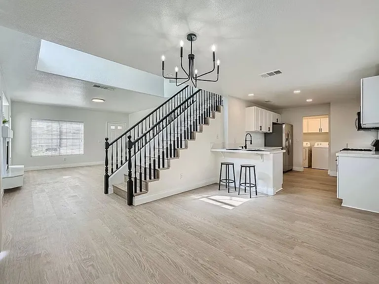 3328 Epson St — Photo 1