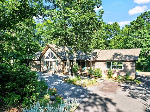 3rd image of 711 Chinquapin Dr
