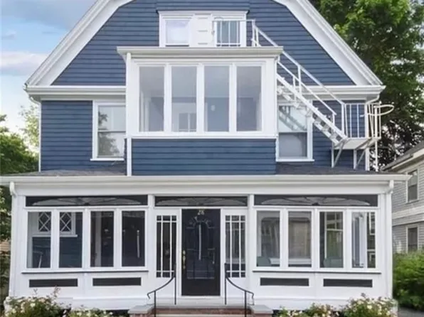 28 Calvert St #3, Newport, RI 02840