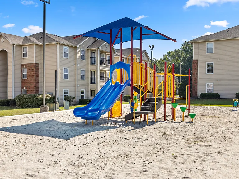 Sunset Pointe Apartments — Photo 13