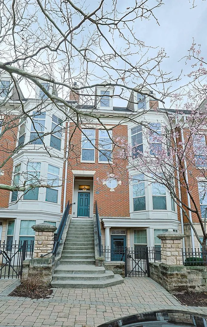2 bed, 1.0 bath, 1109 sqft, $1,990 — Photo 2