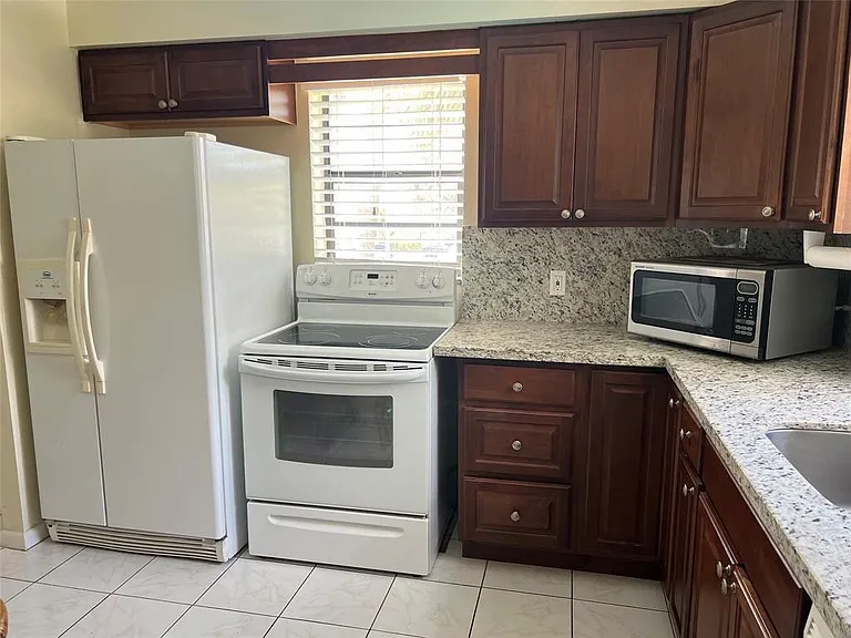 445 SE 21st Ave #201 — Photo 5