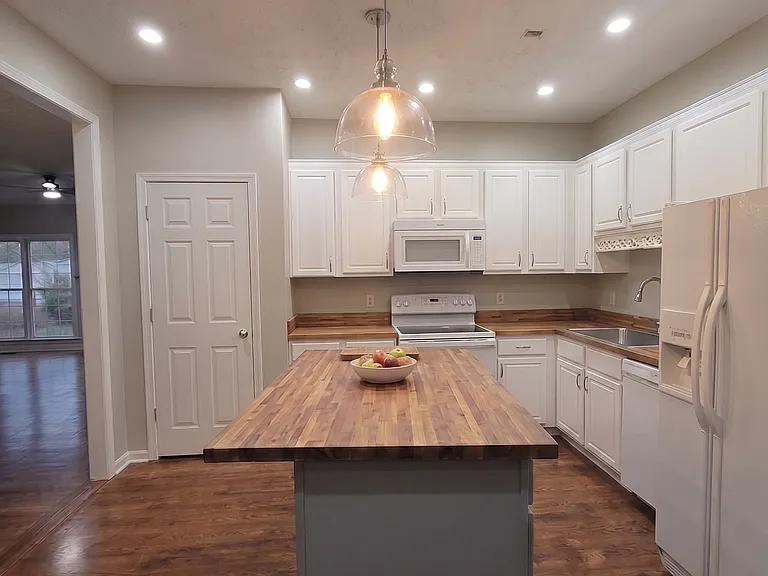 220 Spring Lake Dr — Photo 8