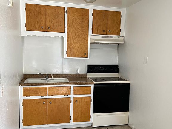 2nd image of 932 S Railroad Ave