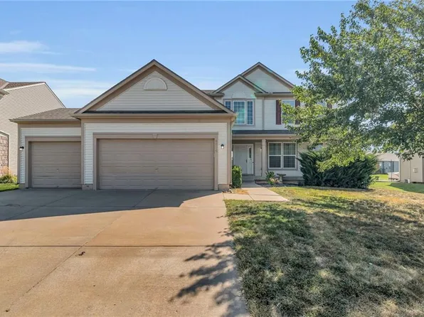 8815 Sunray Dr, Shawnee, KS 66227