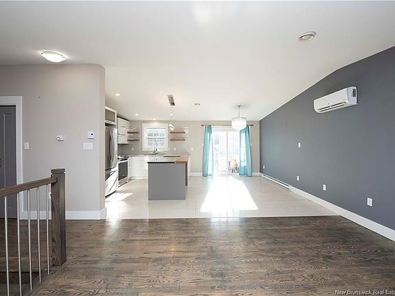3rd image of 264 Maplehurst Dr