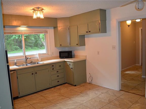 5th image of 2102 Gracewood Dr