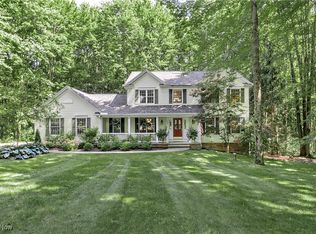 1040 Whisperwood Ln, Aurora, OH 44202