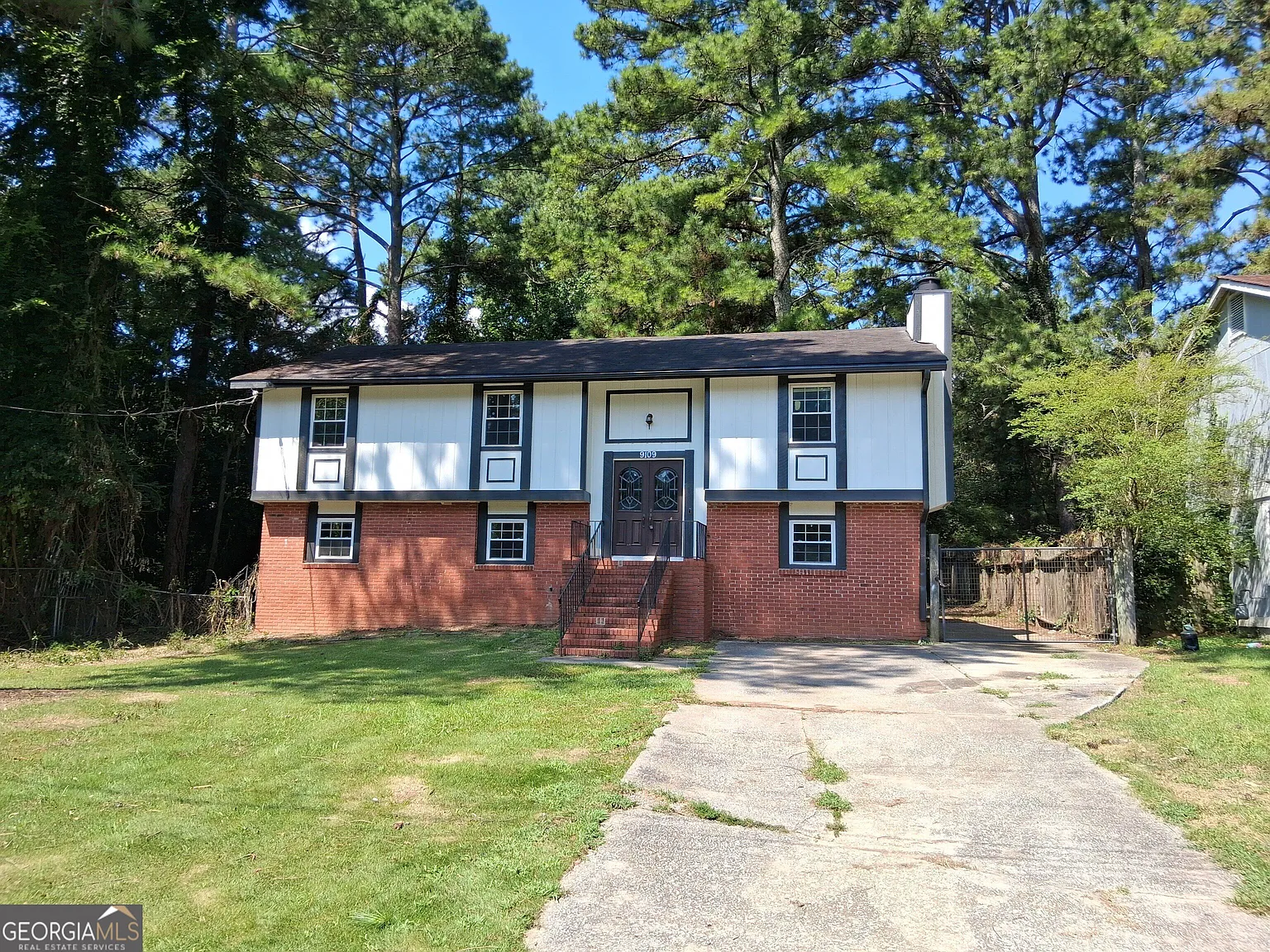 6 bed, 3.0 bath, 2400 sqft, $2,195 — Photo 1