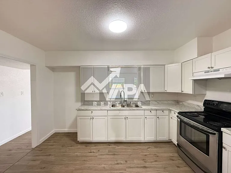 943 Weizmann St — Photo 4
