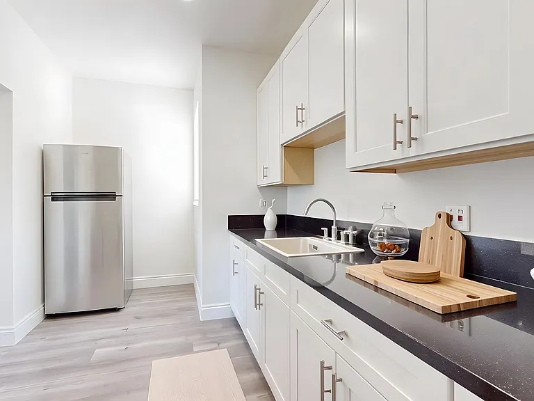 2318 W Jefferson Blvd #A — Photo 2