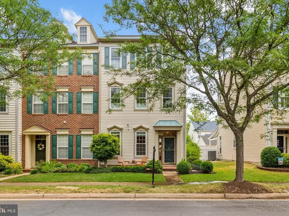 42818 Cedar Hedge St, Chantilly, VA 20152