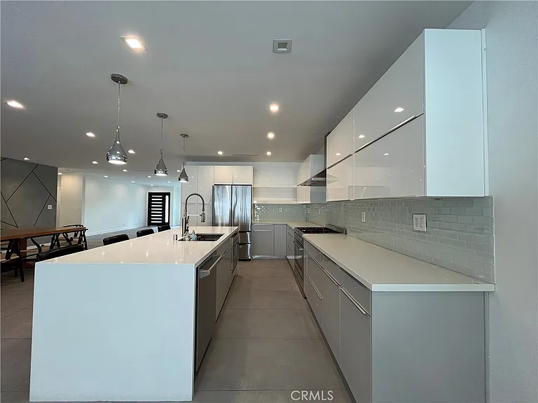 5735 Saloma Ave — Photo 3