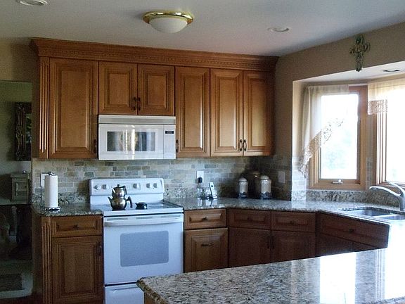 4th image of 37701 Fleetwood Dr