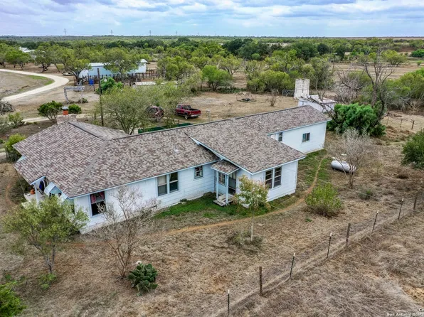 1063 CR 134, Floresville, TX 78114