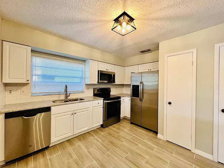 1610 Palm Leaf Dr — Photo 6