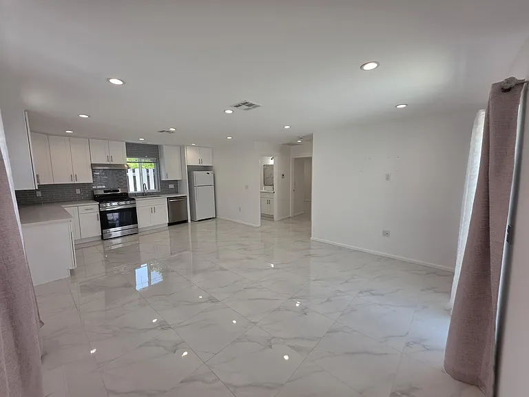 10924 Woodward Ave — Photo 2