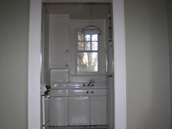 5th image of 508 1/2 E Amelia St