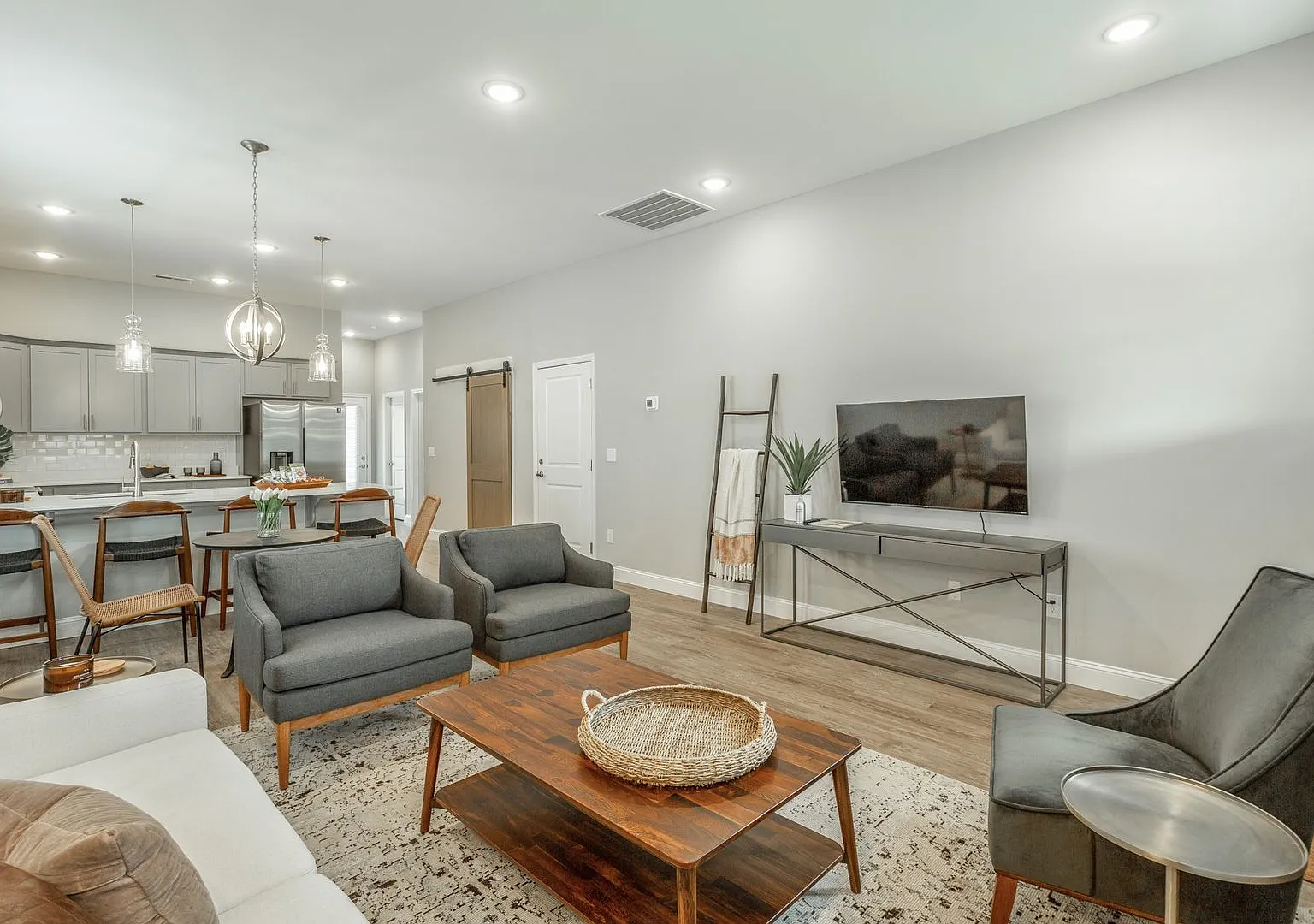 Modern 4 Bedroom Home in Red Bank — Photo 1