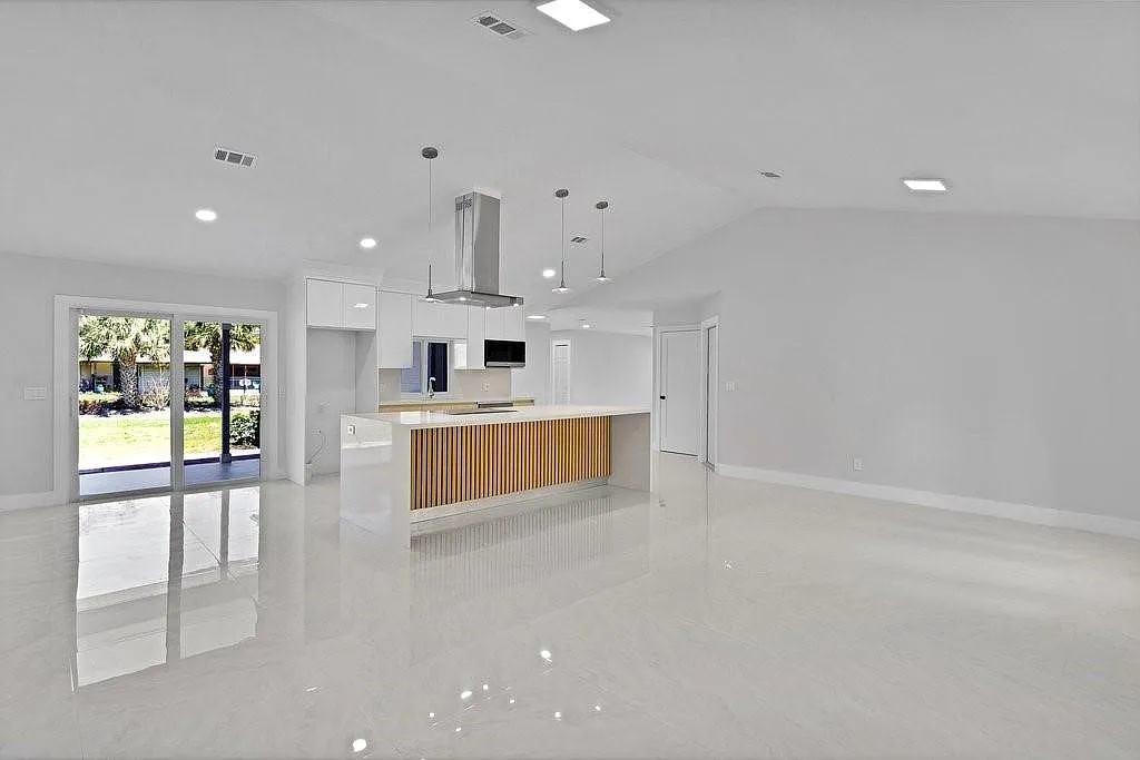 3 bed, 1.0 bath, 1768 sqft, $3,000 — Photo 2
