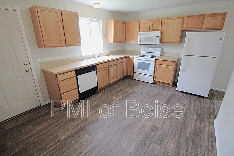 3 bed, 1.5 bath, 1215 sqft, $1,295 — Photo 4
