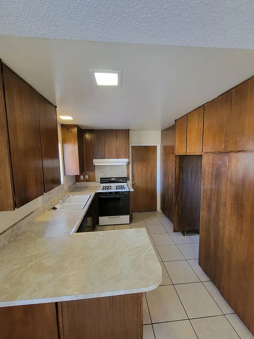 Hillcrest - Gold — Photo 4