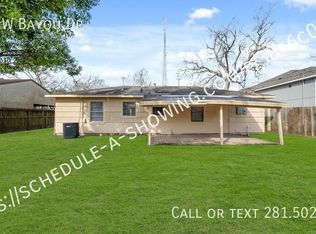 6809 W Bayou Dr, Hitchcock, TX 77563