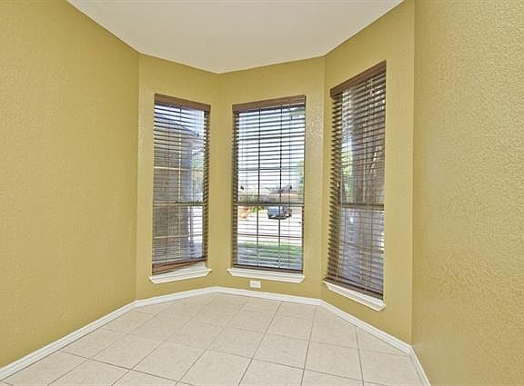 5th image of 5541 Village Green Dr