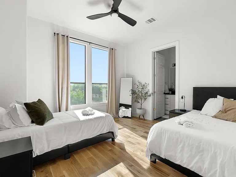 512 Avenue L — Photo 9
