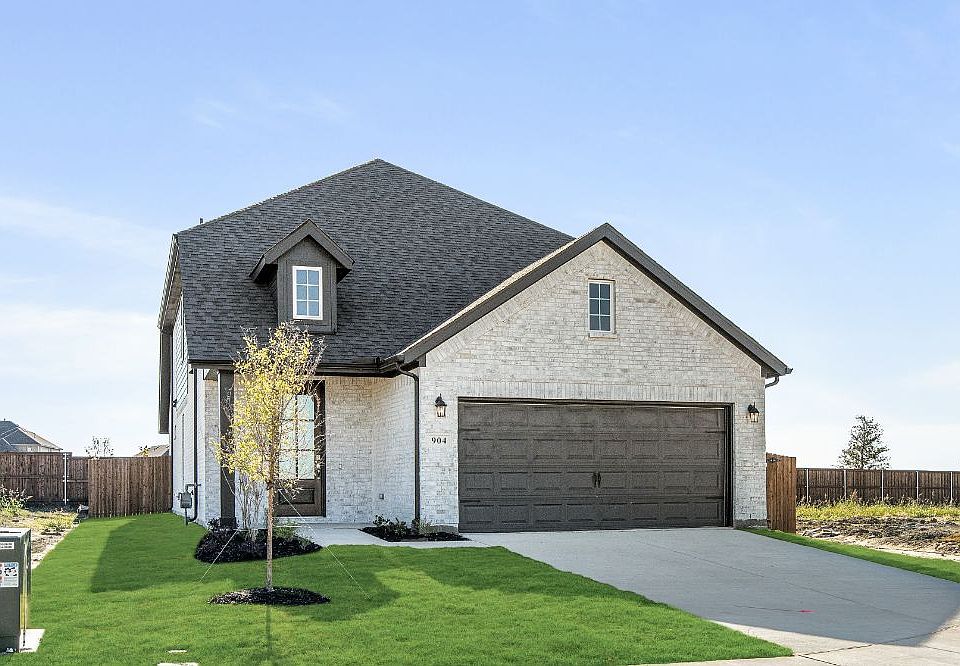 1st image of 904 Lost Holly Ln
