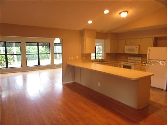 5th image of 324 Pine Glen Ct