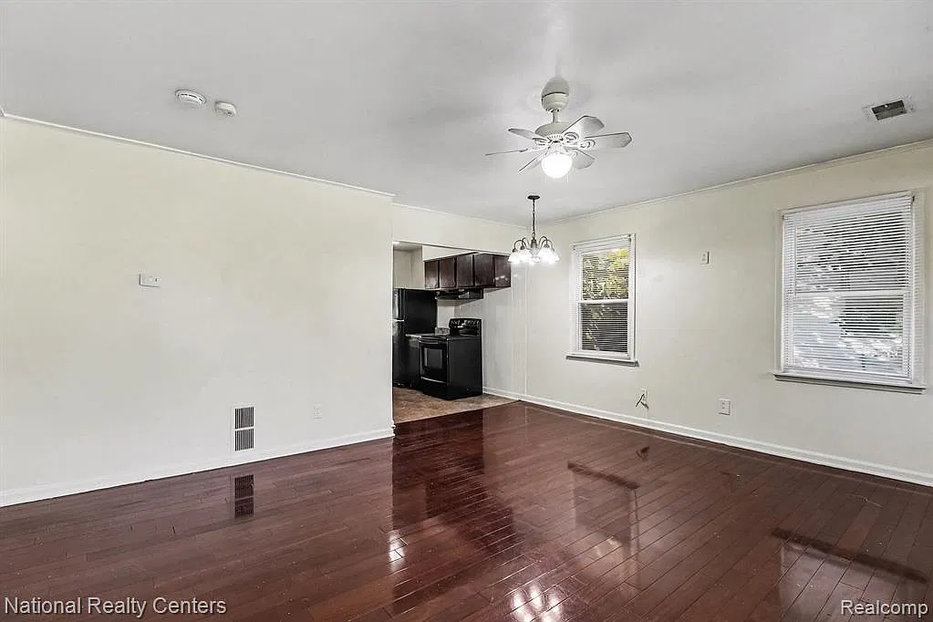 2 bed, 1.0 bath, 828 sqft, $1,200 — Photo 4