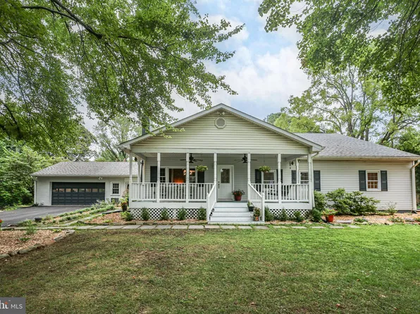 8995 Meadowview Dr, Manassas, VA 20110