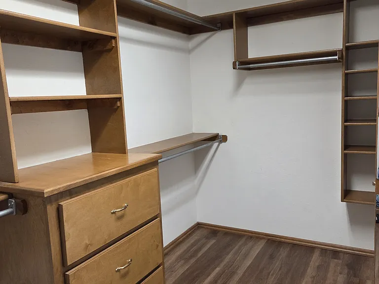 Master Bed Walk-in Closet