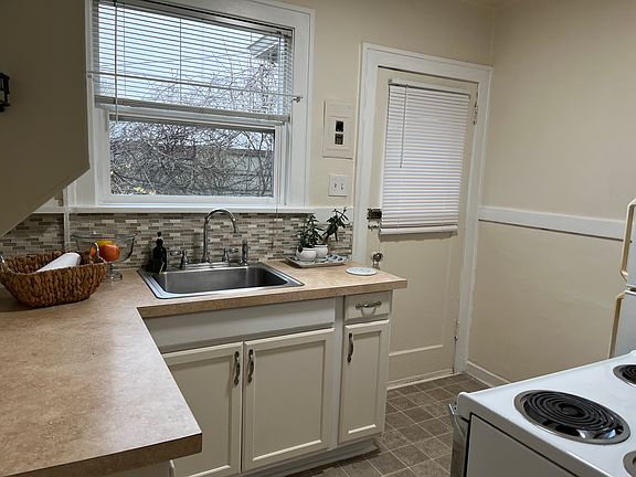 Kitchen
(furnishings not included)