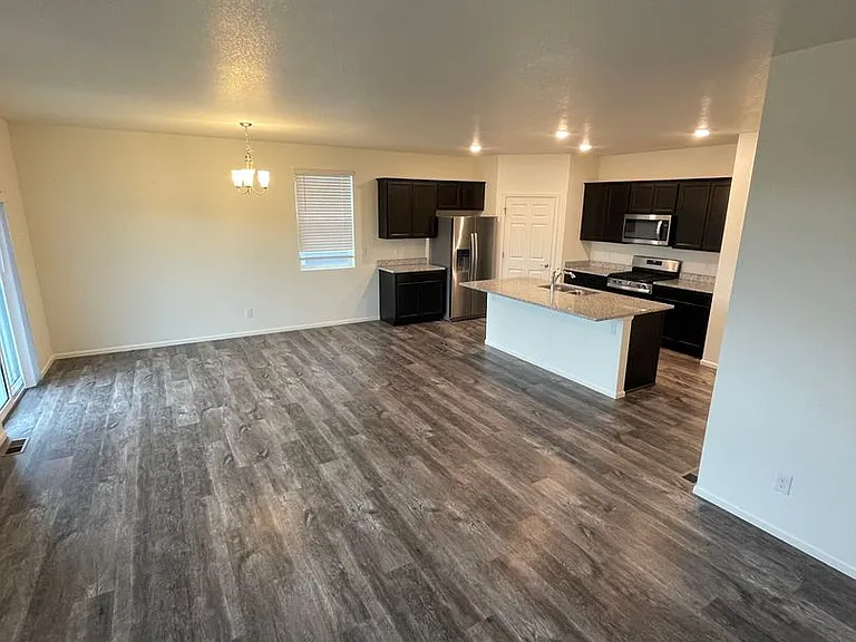 1576 Clarendon Dr — Photo 7