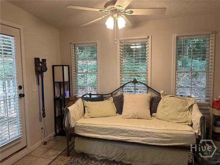 121 Sleepy Creek Dr — Photo 6
