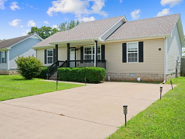 574 Oakmont Dr — Photo 3